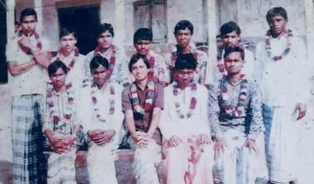 আশির দশকের মাধ্যমিক স্কুল