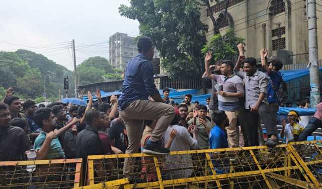 লাঠিচার্জের পর বৃষ্টিতেও বিক্ষোভে অনড় জবি শিক্ষার্থীরা