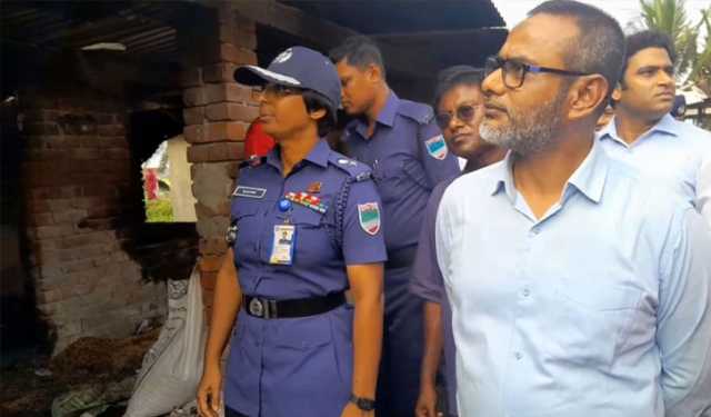 অভয়নগরে আগুনে পোড়া বাড়িগুলো পরিদর্শনে জেলা প্রশাসক ও পুলিশ সুপার