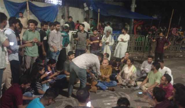 গল্প-আড্ডা-স্লোগানে ৪ দফায় অনঢ় জবি শিক্ষার্থীরা