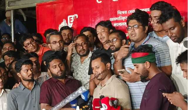 জুমার পর গণঅনশনে জবি শিক্ষক-শিক্ষার্থীরা, ঐক্য সমাবেশে অংশ নেবেন সাবেকরা