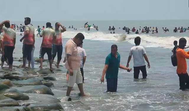 কুয়াকাটা সৈকতে ঢেউয়ের তোড়ে ডুবে গিয়ে পর্যটকের মৃত্যু
