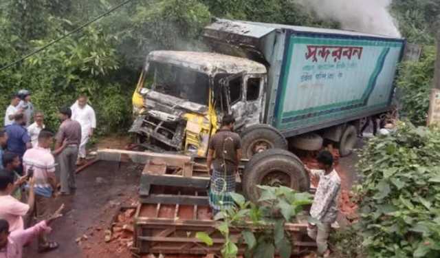 খাগড়াছড়িতে কাভার্ডভ্যানের ধাক্কায় ইটবাহী ট্রাক্টর উল্টে আহত ৪