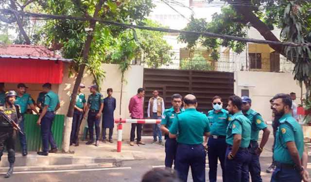 ‘ফিরোজা’র সামনে কয়েক স্তরের নিরাপত্তা