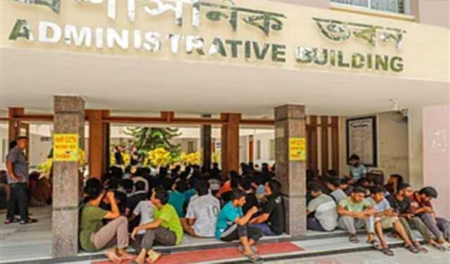কুয়েটে শিক্ষকদের ক্লাস বর্জনের মধ্যেই শিক্ষার্থীদের তিন দফা কর্মস