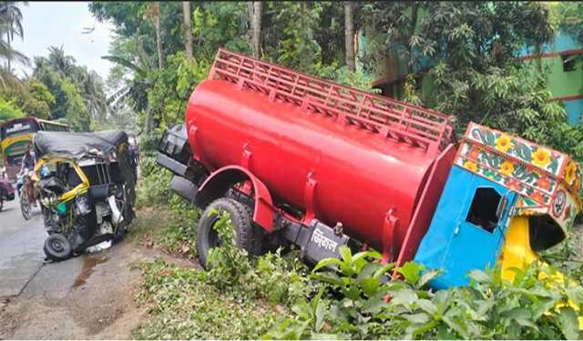 খুলনায় মাহিন্দ্রাকে ট্যাঙ্কলরির ধাক্কা, ২ মাদরাসা শিক্ষকসহ নিহত ৩