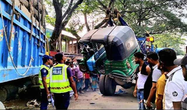 নিয়ন্ত্রণ হারিয়ে ট্রাক কাঁচা বাজারে, নিহত ২ 