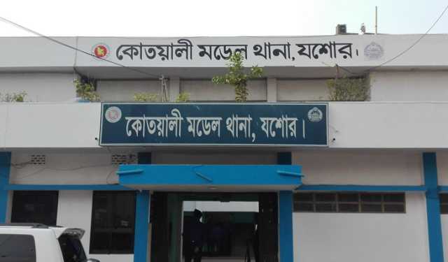 পালিত ছেলের বিরুদ্ধে মাকে পিটিয়ে হত্যার অভিযোগ