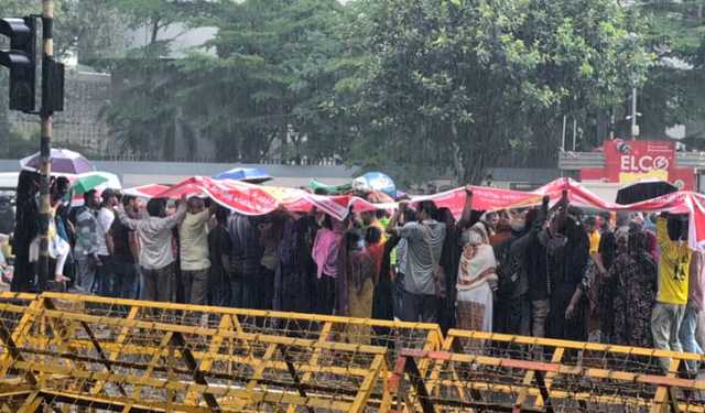 বৃষ্টি মাথায় কাকরাইলে তিন কারাখানার শ্রমিকদের অবস্থান