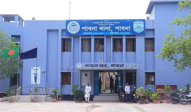 পাবনায় চরমপন্থি নেতাকে কুপিয়ে গুলি করে হত্যা