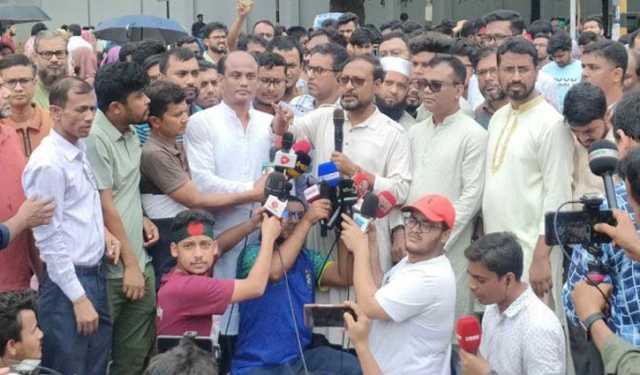 সরকারের সুস্পষ্ট ঘোষণা ছাড়া রাজপথ থেকে সরব না: অধ্যাপক রইস