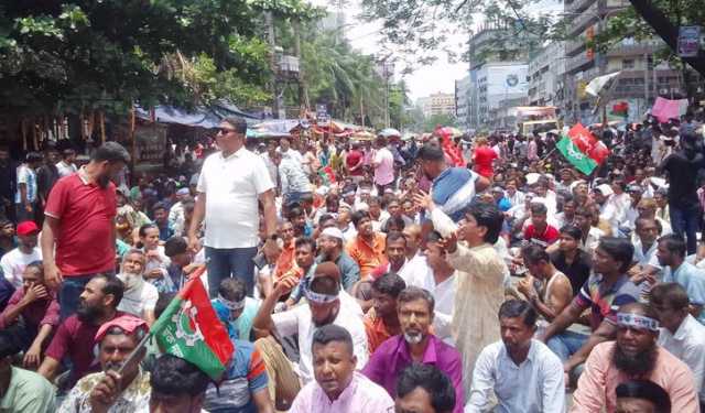 নগর ভবনের সামনে ইশরাক সমর্থকদের অবস্থান কর্মসূচি
