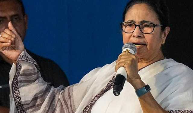 আত্রাই নদীর বাঁধ ভেঙে পড়া নিয়ে বাংলাদেশকে মমতার নিশানা 