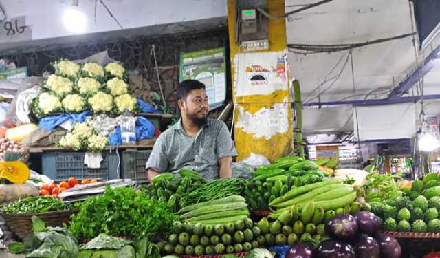 বৃষ্টির প্রভাবে বেড়েছে সবজির দাম, স্বস্তি চাল মুরগিতে