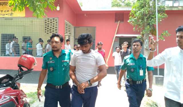 রাজশাহী কলেজে ক্লাস করতে আসা ছাত্রলীগ কর্মীকে পুলিশে সোপর্দ