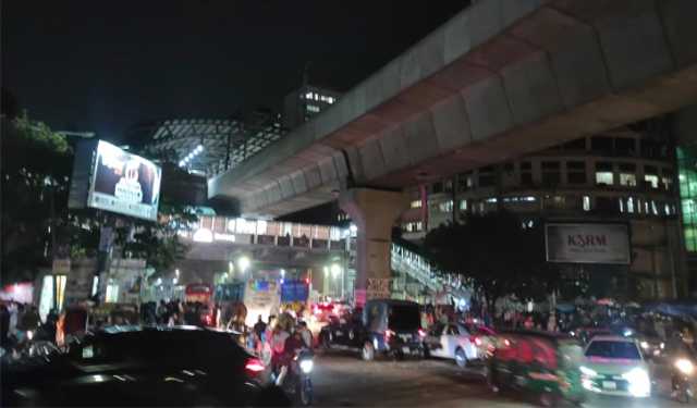 নার্সিং শিক্ষার্থীদের সরিয়ে দিল পুলিশ, যান চলাচল স্বাভাবিক