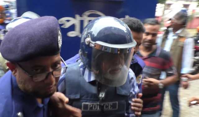 আদালত প্রাঙ্গণে সাবেক এমপি শম্ভুর ওপর ডিম নিক্ষেপ