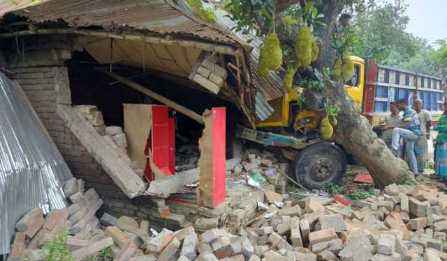 নিয়ন্ত্রণ হারিয়ে বসতঘরে ট্রাক, আহত ২