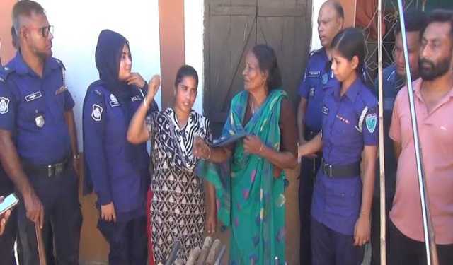 কথিত পীর আজাদের বাসা থেকে অস্ত্র উদ্ধার, ২ নারী আটক