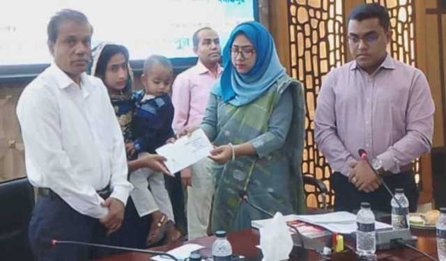 দিনাজপুরে গণঅভ্যুত্থানে শহীদ পরিবার পেল ১০ লাখ টাকা