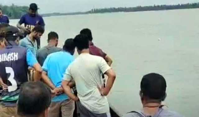 জাফলংয়ে নৌকা থেকে নদীতে পড়ে যুবক নিখোঁজ