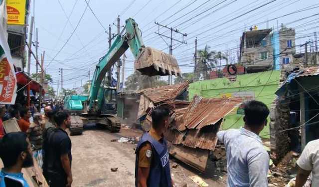 ময়মনসিংহে অবৈধ স্থাপনা উচ্ছেদ, সব হারিয়েছে ব্যবসায়ীরা