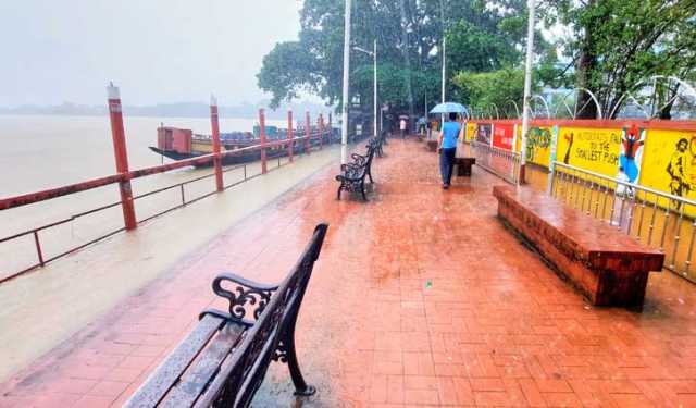 পাহাড়ি ঢল ও টানা বৃষ্টিতে সুনামগঞ্জে নদীর পানি বাড়ছে 