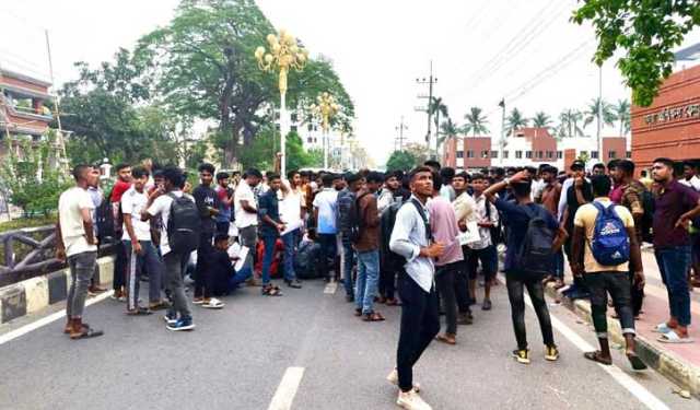 কারারক্ষী পদে কাম্য উচ্চতা থাকলেও বাদ, রাজশাহীতে বিক্ষোভ