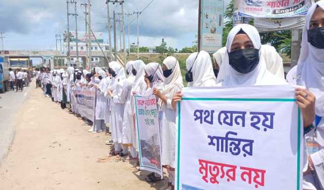চট্টগ্রাম-কক্সবাজার মহাসড়ক ৬ লেনে উন্নীত করার দাবিতে মানববন্ধন
