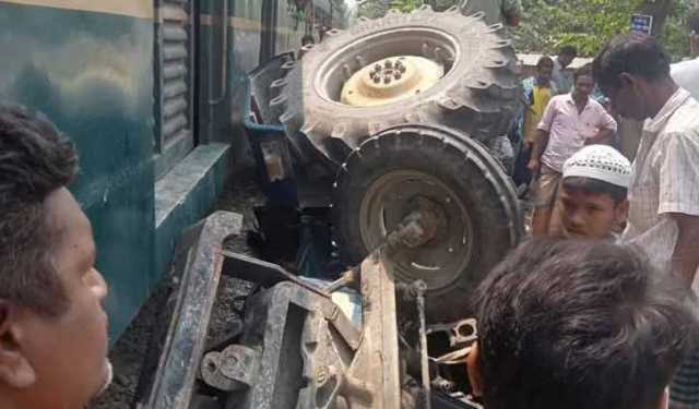 কুড়িগ্রামে ট্রাক্টরে ট্রেনের ধাক্কা, আহত ২