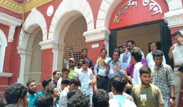 রাজশাহী কলেজে হোস্টেল ভাড়া কমানোর দাবিতে বিক্ষোভ