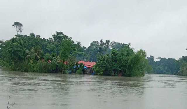 ঝালকাঠির ১২ গ্রাম প্লাবিত, আতঙ্কে নদীর পাড়ের মানুষ 