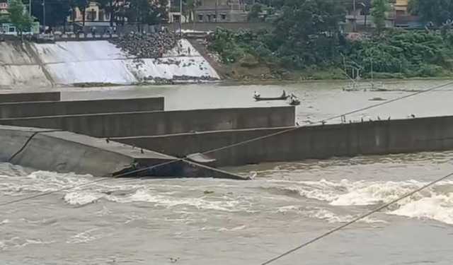 ভারতীয় অংশে ভেঙে পড়েছে আত্রাই নদীর বাঁধ 