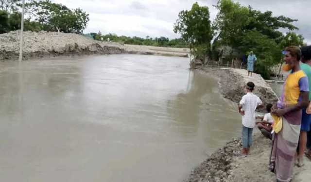 সাতক্ষীরায় বাঁধে ভাঙন, শতাধিক ঘের প্লাবিত