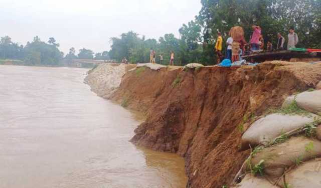 হবিগঞ্জে নদীর পানি বিপৎসীমার উপরে, বাঁধে ধস