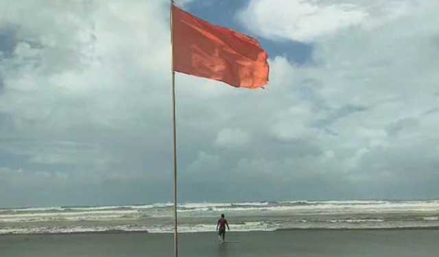 কক্সবাজারে সাগর উত্তাল, সৈকতে সব ব্যবসা বন্ধ
