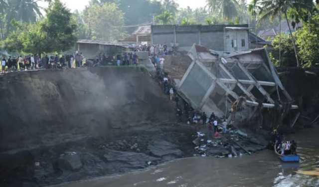 ইন্দোনেশিয়ায় আকস্মিক বন্যায় মৃতের সংখ্যা বেড়ে ২৪৮