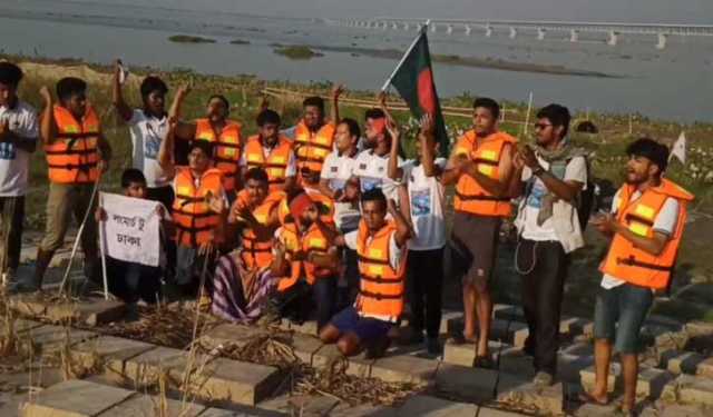 লংমার্চে অংশ নেওয়া ১০ যুবকের সাঁতরে পদ্মা পাড়ির চেষ্টা