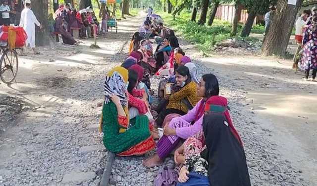 ময়মনসিংহে রেললাইন অবরোধ অব্যাহত, দুর্ভোগ চরমে
