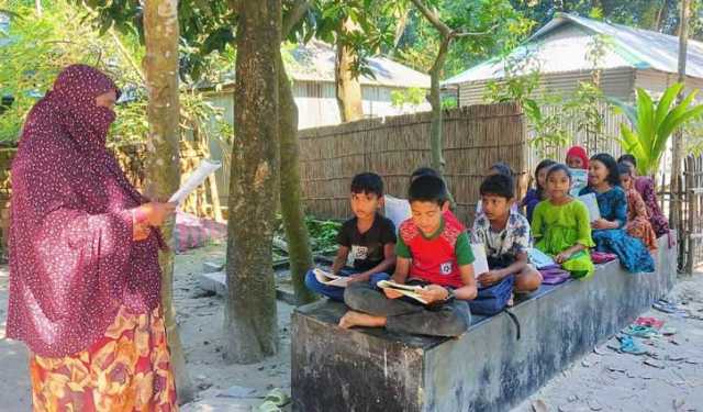 স্কুলে যাওয়ার পথ বন্ধ, গাছতলায় পাঠদান 