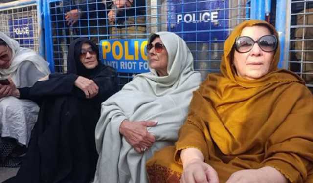 কারাগারের বাইরে ইমরান খানের বোনের অবস্থান ধর্মঘট