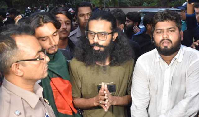 সম্প্রচার বন্ধ না করলে সাংবাদিকদের তালাবদ্ধ করার হুমকি ছাত্রনেতার