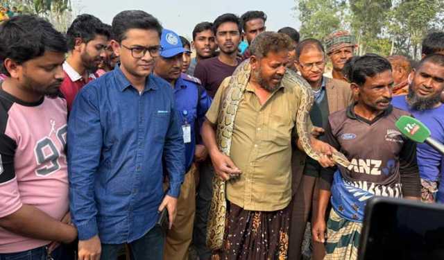কুড়িগ্রামে ৯ ফুট লম্বা অজগর সাপ উদ্ধার 