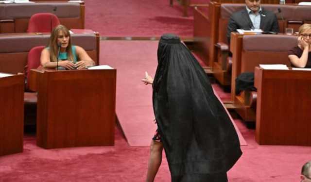 অস্ট্রেলিয়ায় বোরকা নিয়ে পার্লামেন্টে স্টান্টবাজি 