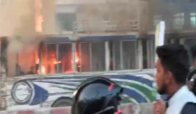 আশুলিয়ায় চলন্ত বাসে আগুন