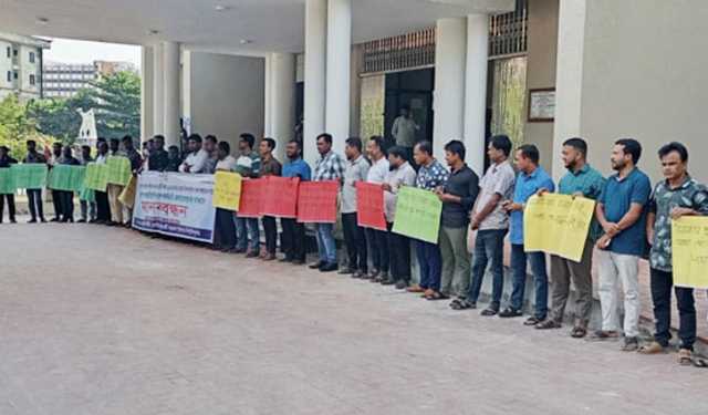 পে-স্কেল বাস্তবায়নের দাবিতে কুবিতে মানববন্ধন