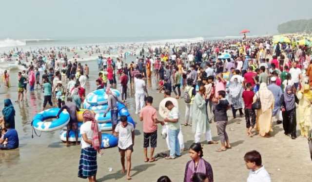 শীতের শুরুতে পর্যটকে মুখর কক্সবাজার সমুদ্রসৈকত