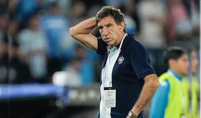 ম্যাচ চলাকালীন ধূমপান করে আলোচনায় আর্জেন্টাইন কোচ