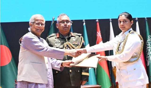 সামরিক বাহিনী কমান্ড ও স্টাফ কলেজে গ্র্যাজুয়েশন সনদ বিতরণ প্রধান উপদেষ্টার