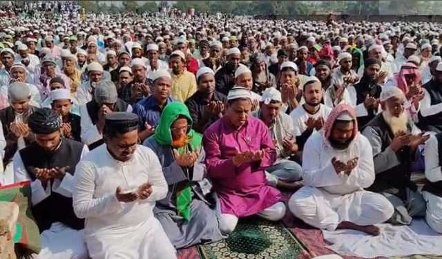 পশ্চিমবঙ্গের প্রস্তাবিত বাবরি মসজিদ চত্বরে প্রথম জুমার নামাজে লাখ